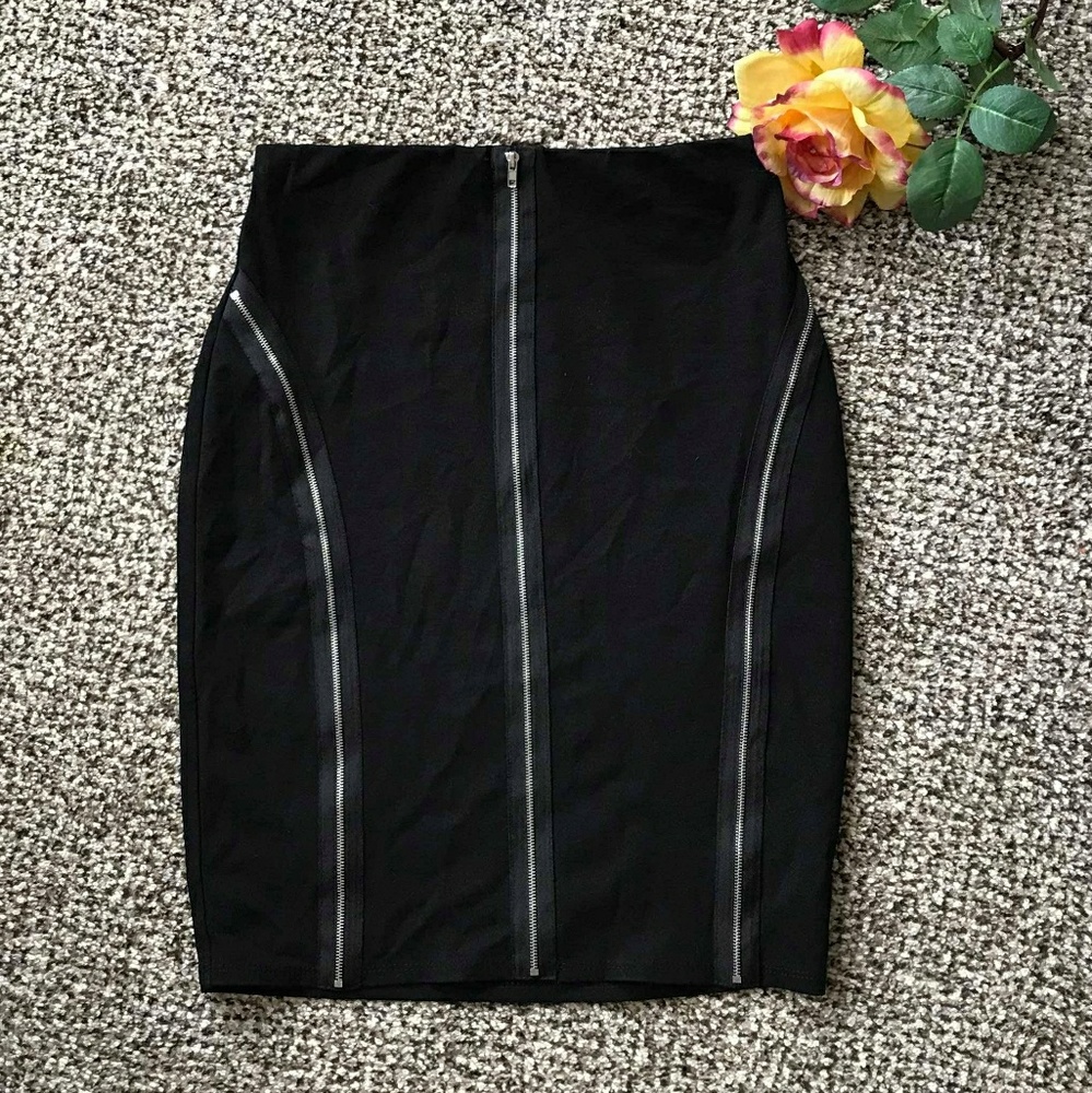 Black zipper pencil skirt